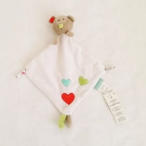 Doudou plat Ours grelot beige blanc cœurs PREMAMAN