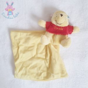 Doudou Winnie jaune pull rouge mouchoir jaune DISNEY