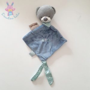 Doudou plat Ours Jules bleu gris triangles attache tétine NATTOU