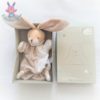 Doudou marionnette lapin beige blanc Un rêve de bébé