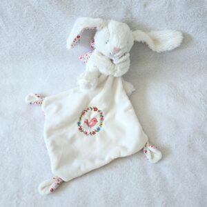 Doudou Lapin blanc mouchoir fleurs oiseau rose POMMETTE