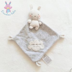 Doudou plat Lapin blanc gris cape “Serre moi fort” MOTS D’ENFANTS