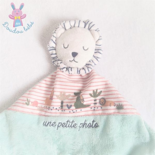 Doudou plat Lion vert blanc rayé Une petite photo MOTS D'ENFANTS