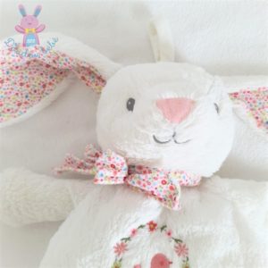 Doudou Lapin range pyjama blanc fleurs oiseau POMMETTE