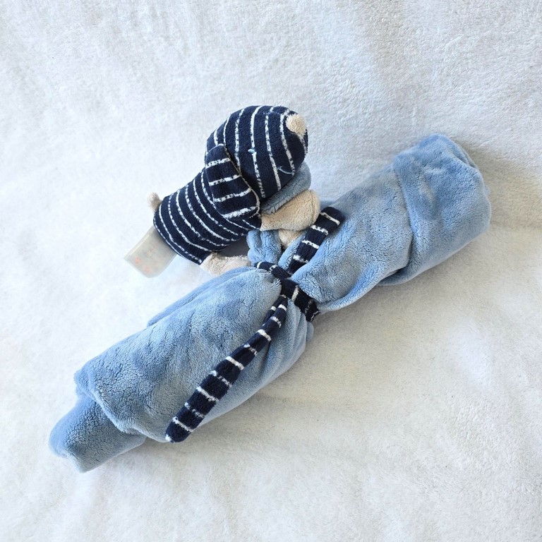 Doudou Chien Aston & Jack rayé bleu marine couverture bleu blanc NOUKIE'S