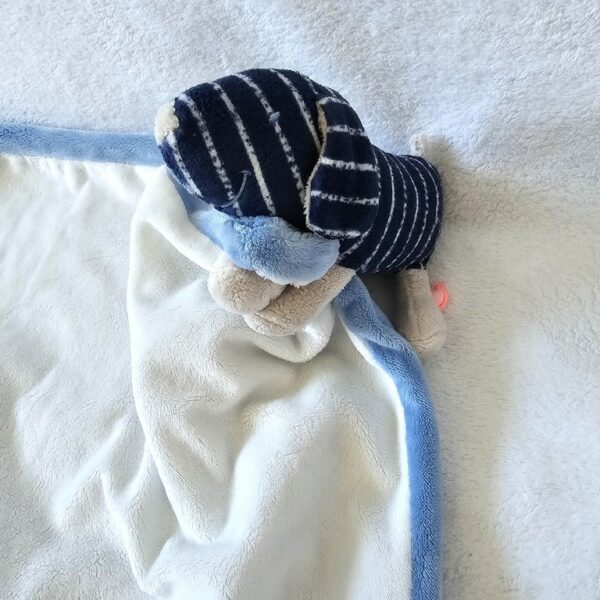 Doudou Chien Aston rayé bleu marine couverture bleu blanc NOUKIE'S